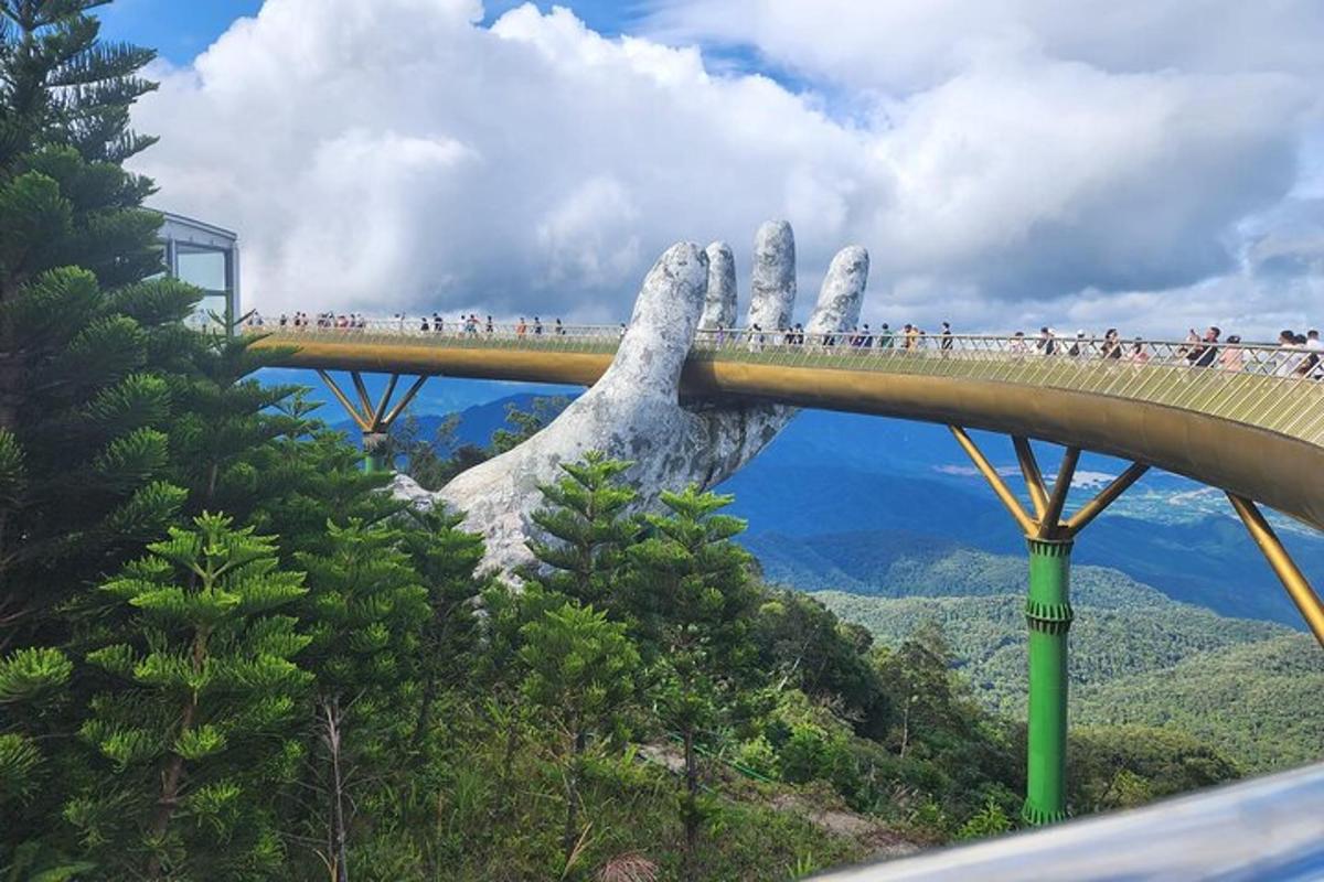 un ponte con una mano alzata su una montagna
