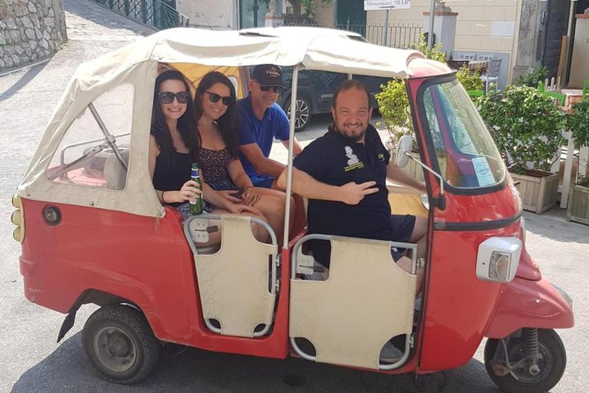 grupp inimesi istub väikeses autos