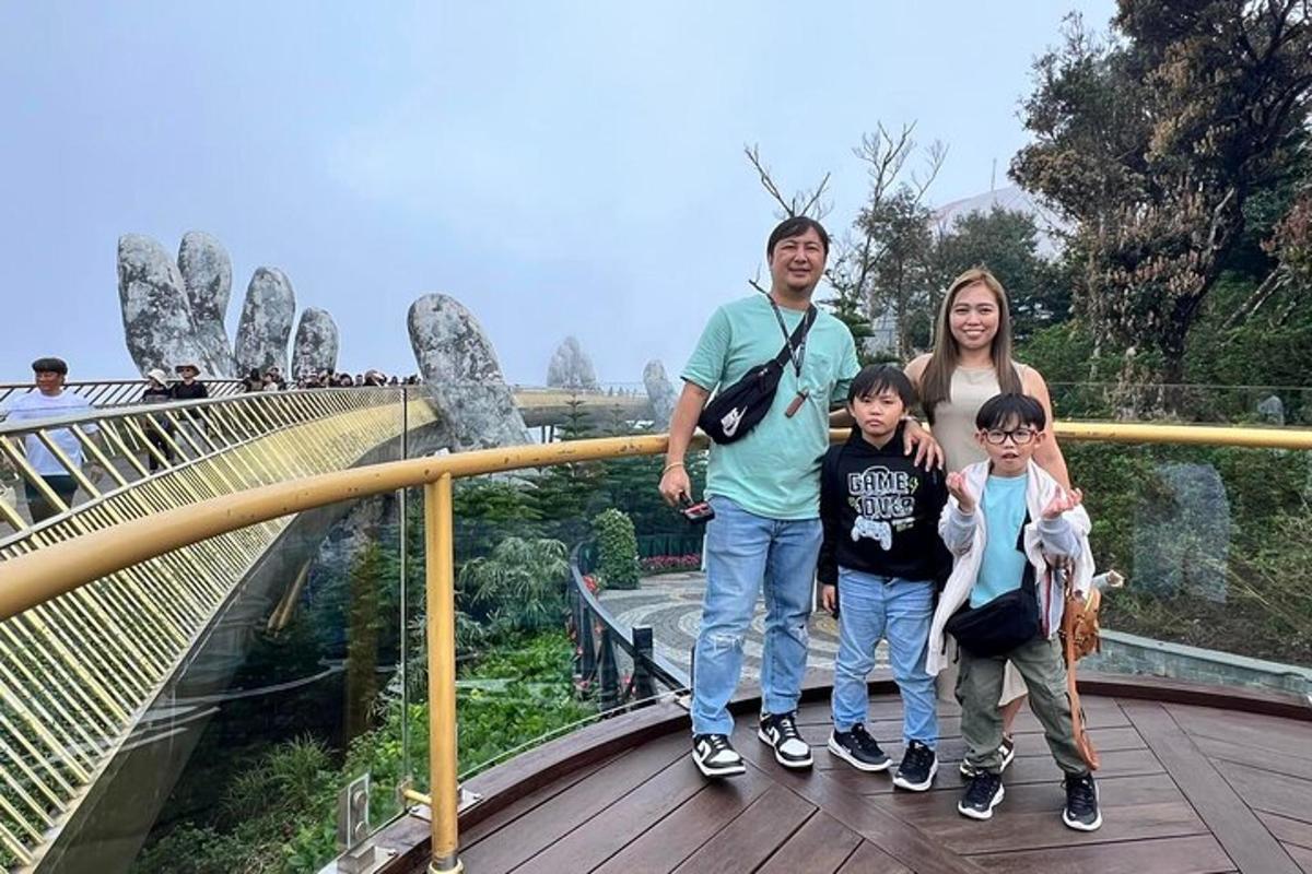 una famiglia posa per una foto su una passerella in un parco delle scimmie