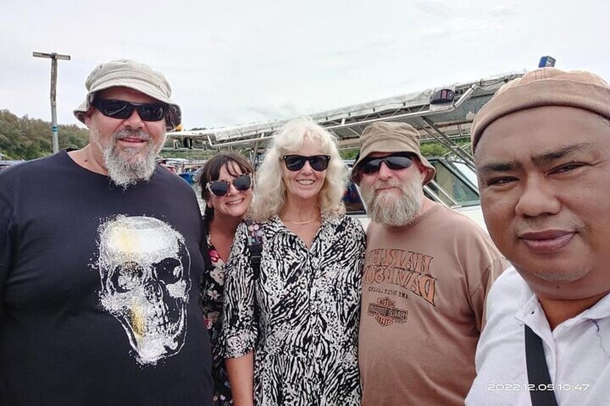 un gruppo di persone in posa per una foto davanti a uno stadio