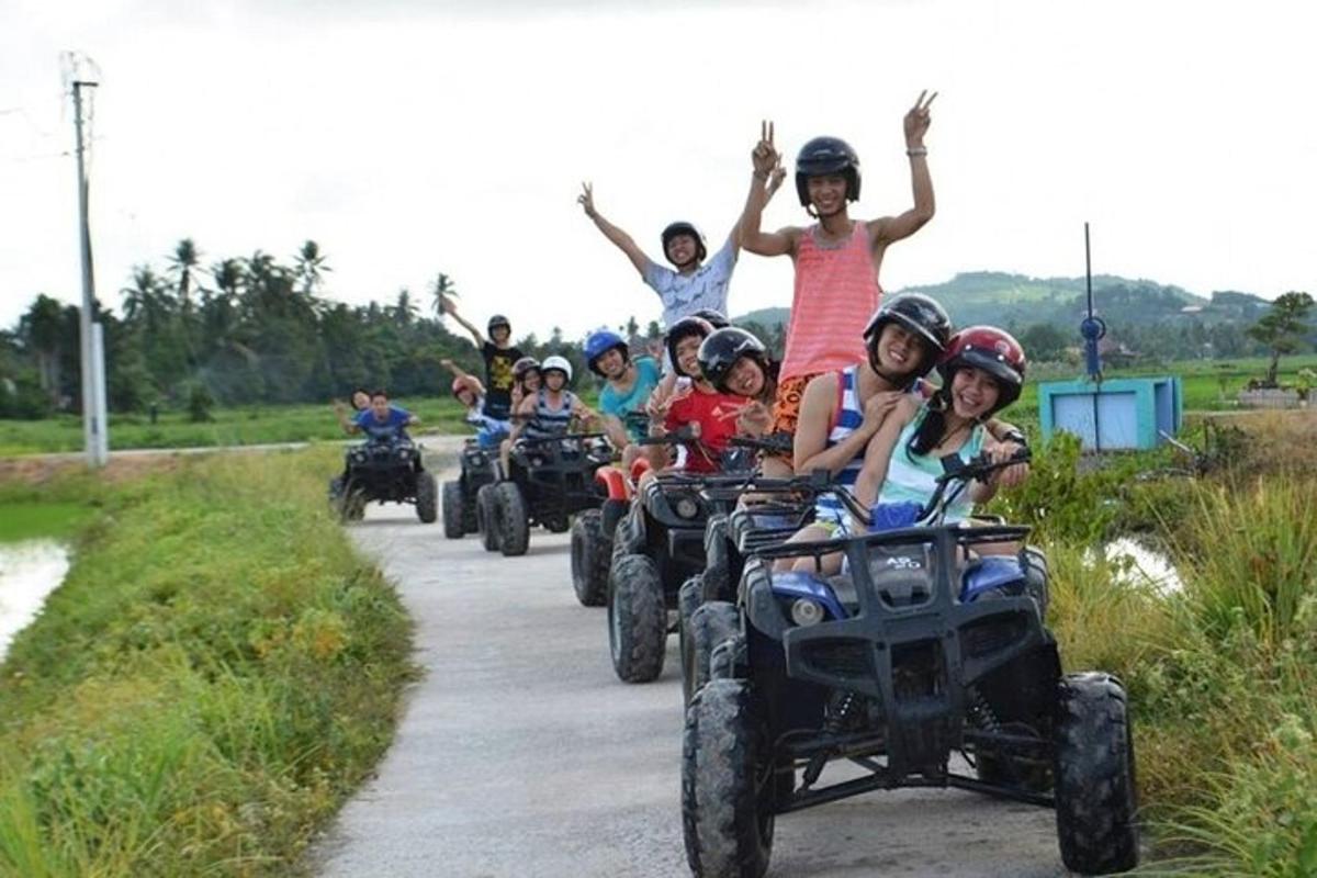 sekumpulan orang yang menunggang roda di denai