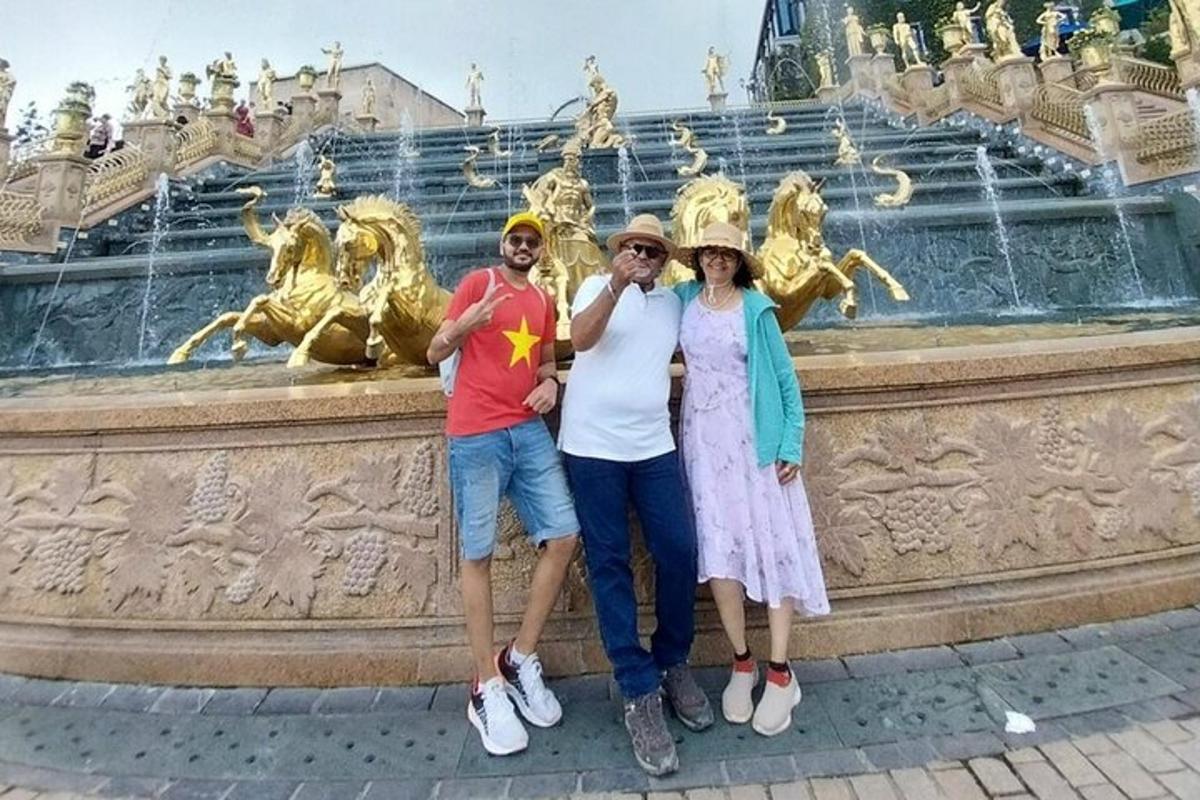 tre persone in piedi davanti a una fontana
