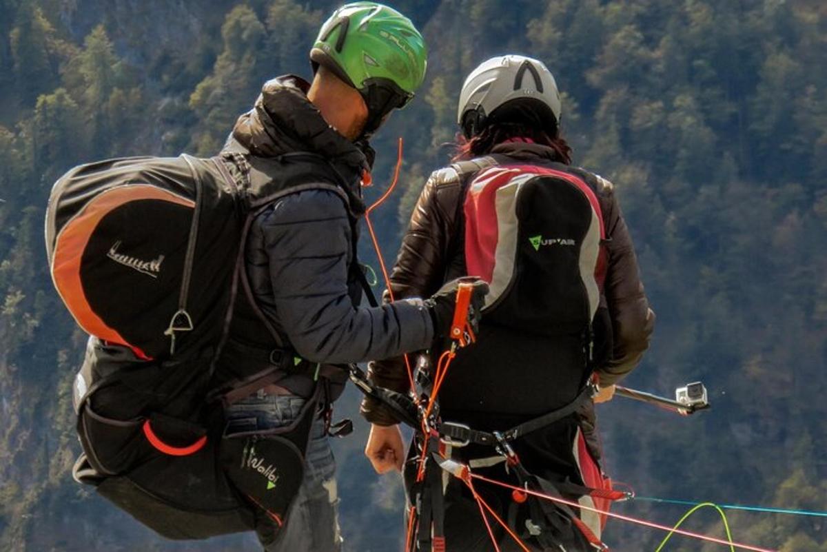 Δύο άτομα με σακίδια πλάτης κοιτάζοντας ένα βουνό