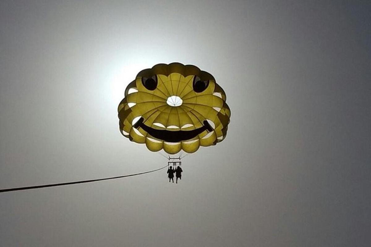 žlutý balón letí na obloze