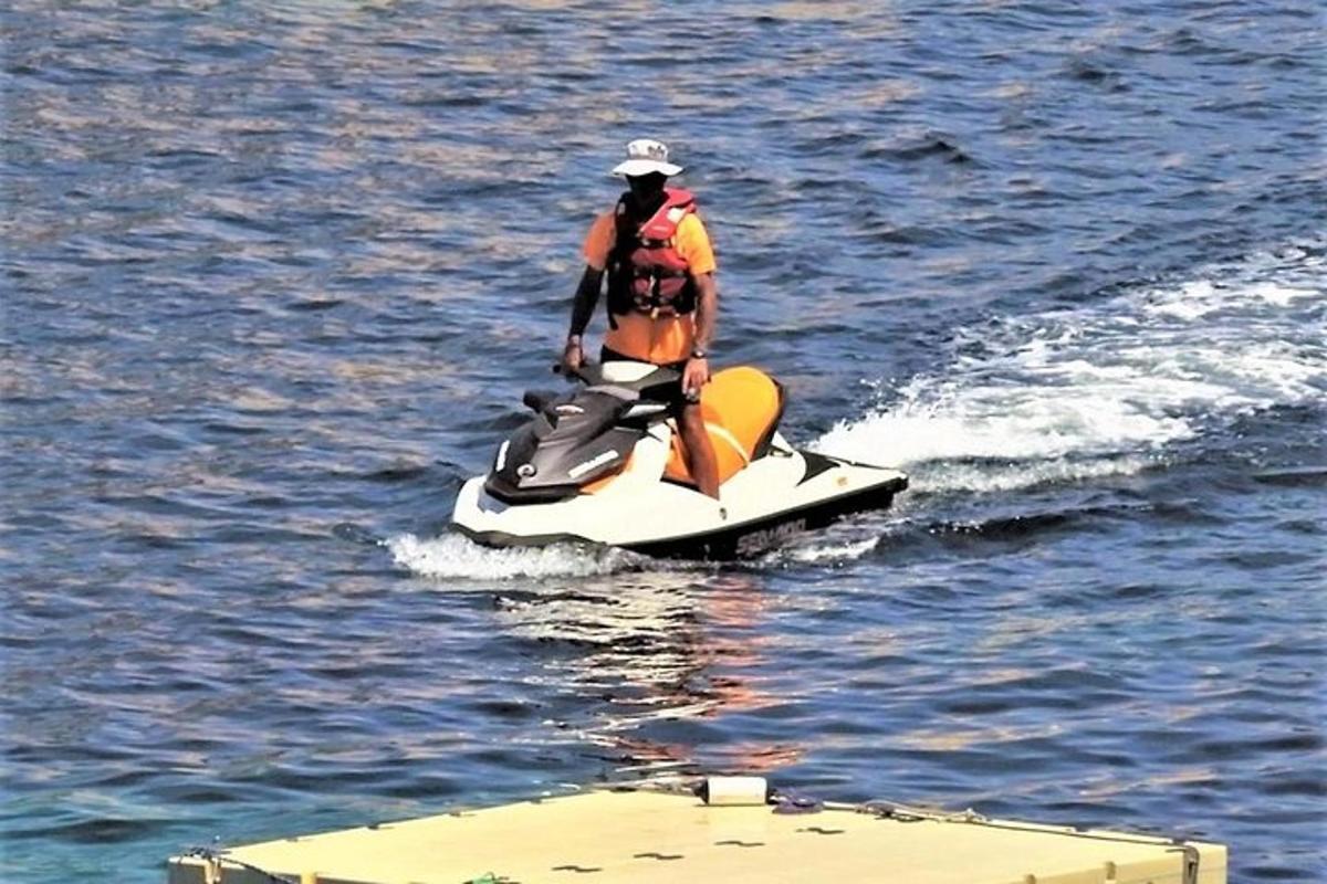 una persona en una moto aquàtica a l'aigua