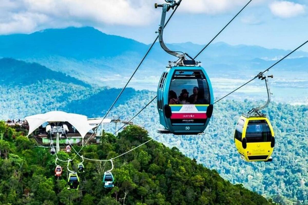 un grup de gòndoles volant per les muntanyes