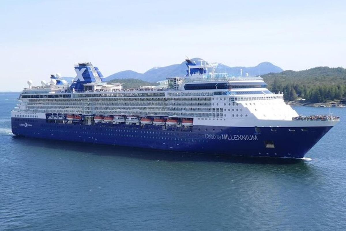 un gran crucero en el agua