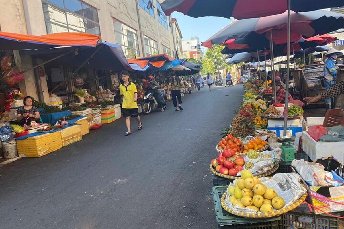 en utomhusmarknad med frukt och grönsaker på en gata