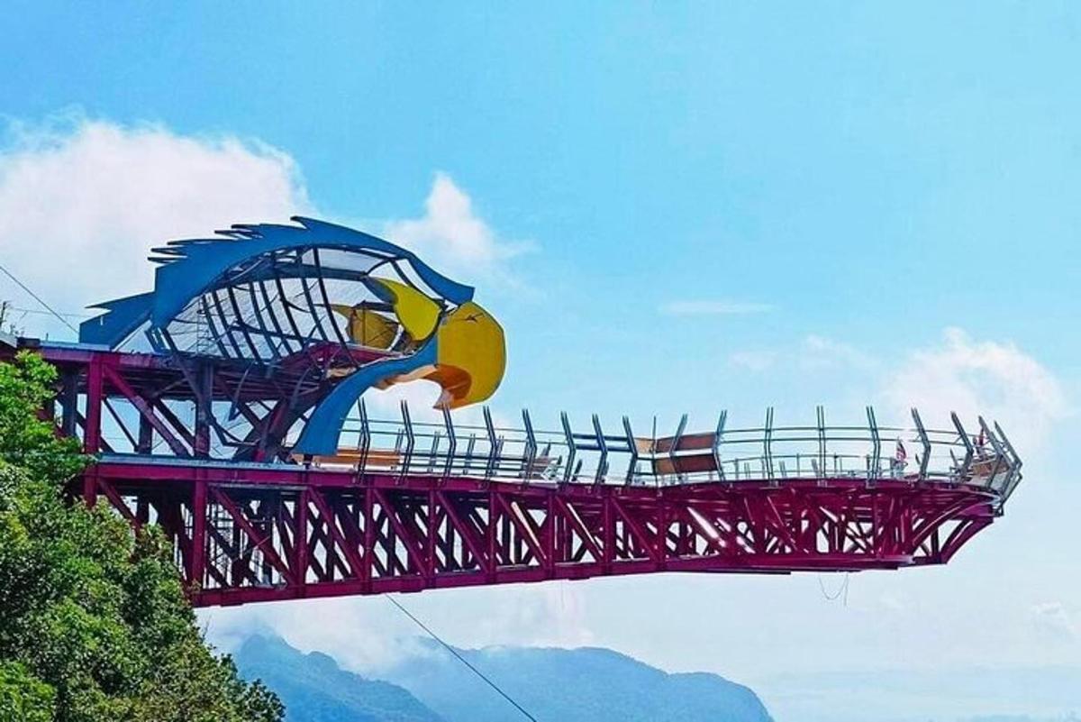 μια βόλτα με ρόδα λούνα παρκ στην κορυφή μιας γέφυρας