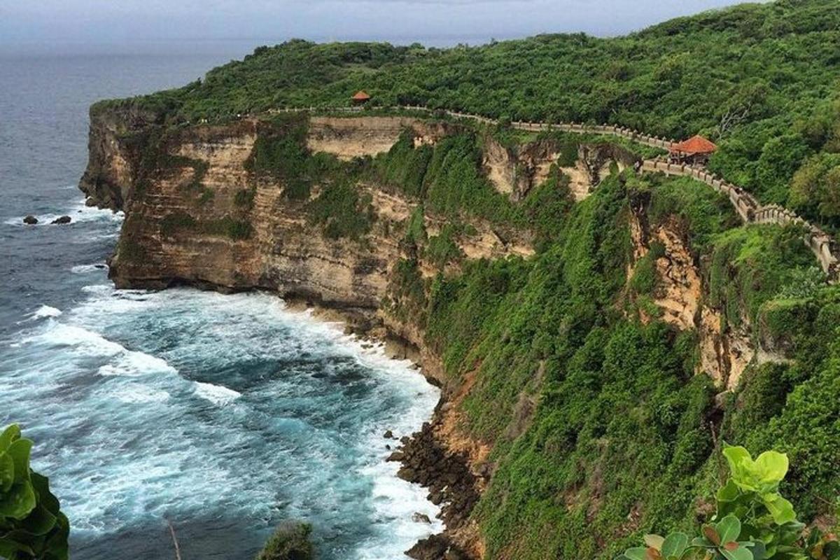 o vedere a unei stânci cu oceanul