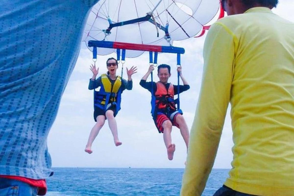两个孩子正乘坐降落伞飞越海洋