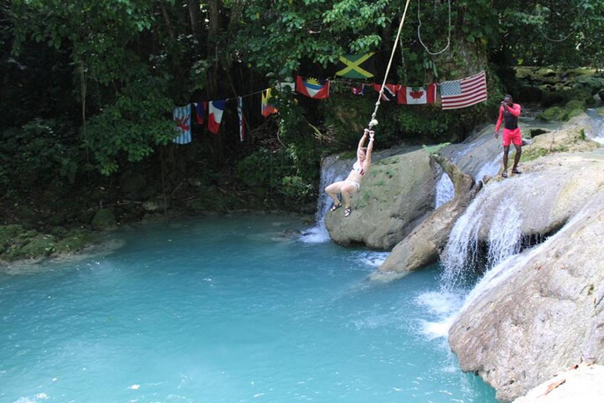 uma pessoa está pulando em uma piscina de água