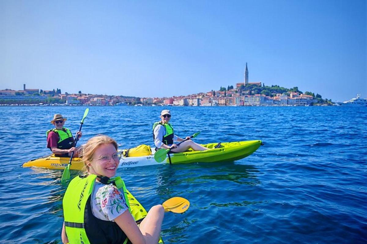 skupina lidí v kajacích na vodě