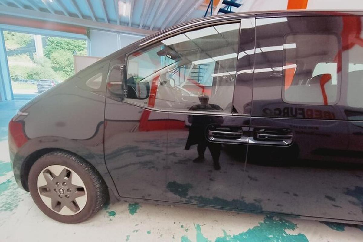 dodávka s otevřenými dveřmi v garáži