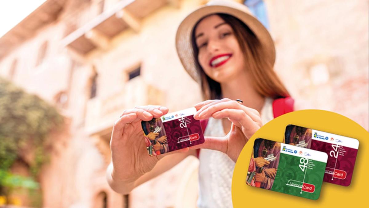 ženska, ki fotografira s svojim mobilnim telefonom