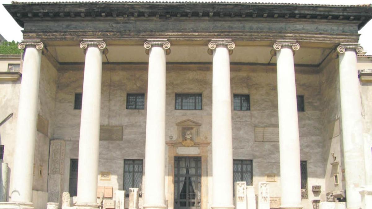 um grande edifício de pedra com quatro colunas