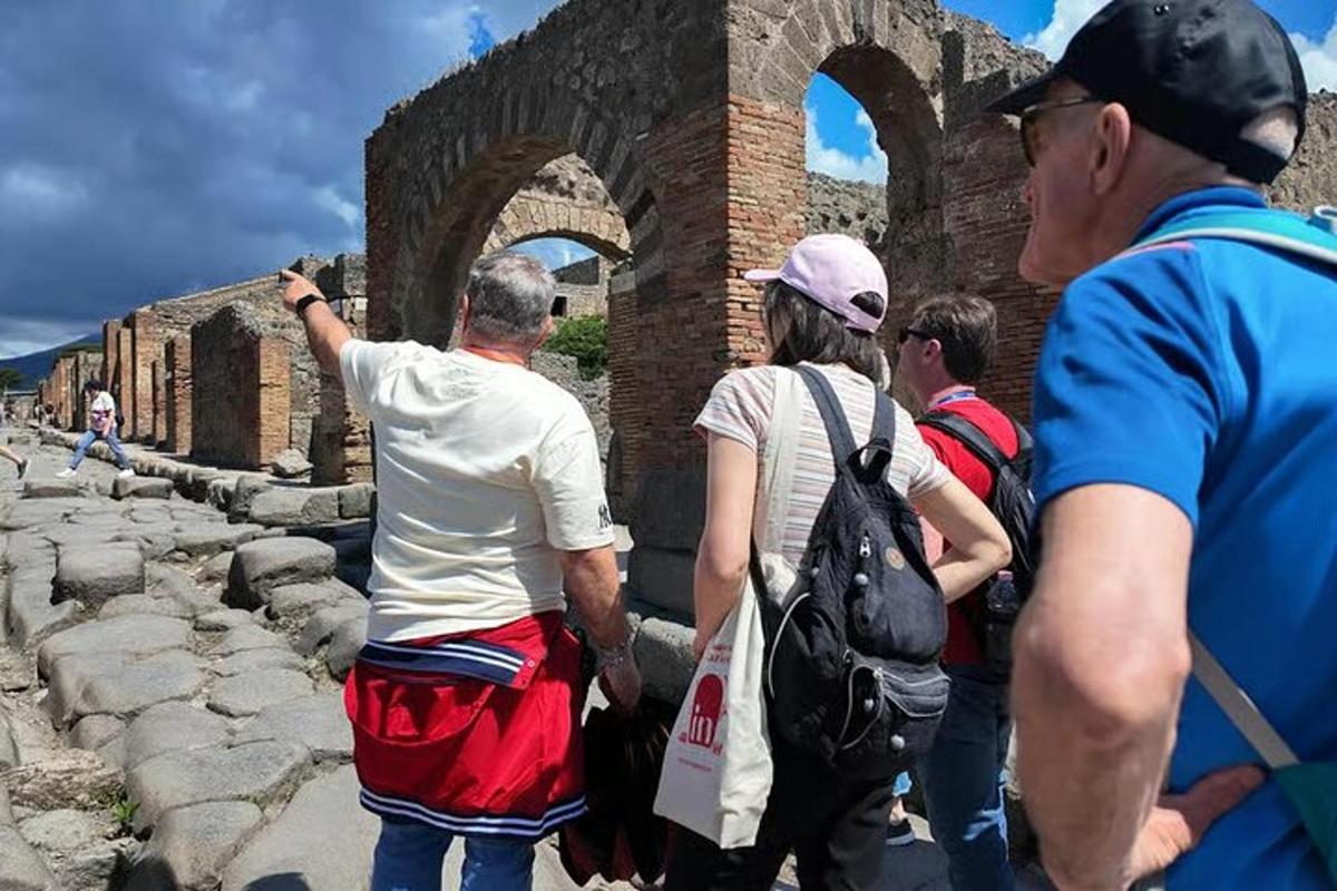 un grup de persones mirant un edifici antic