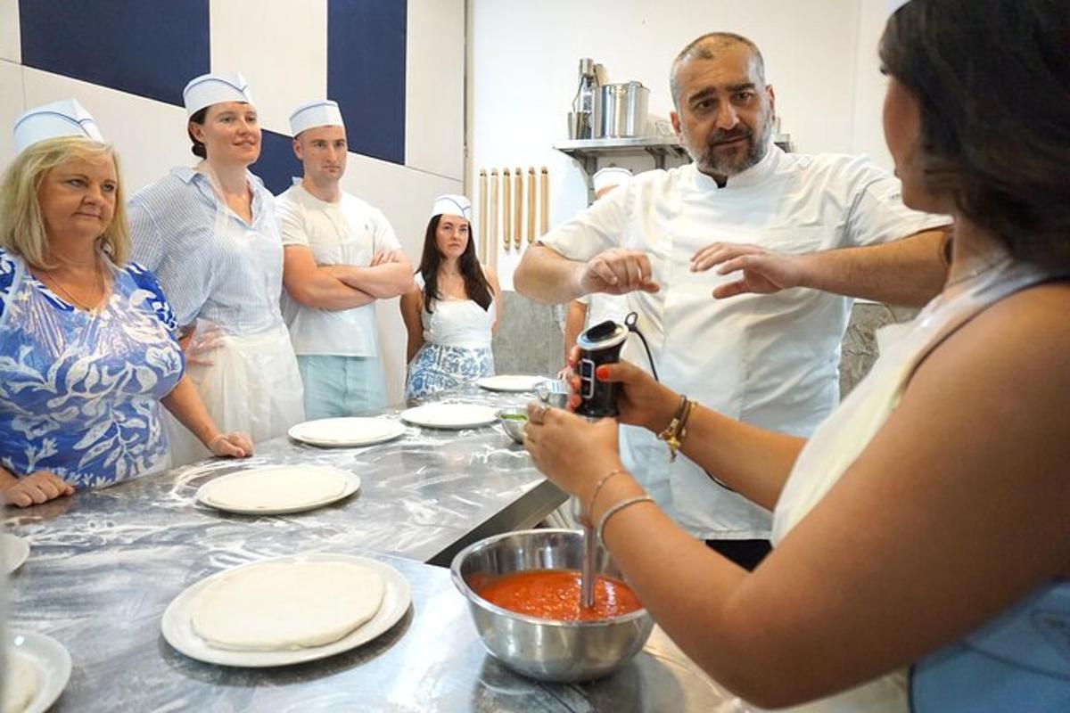 skupina lidí v kuchyni připravujících jídlo