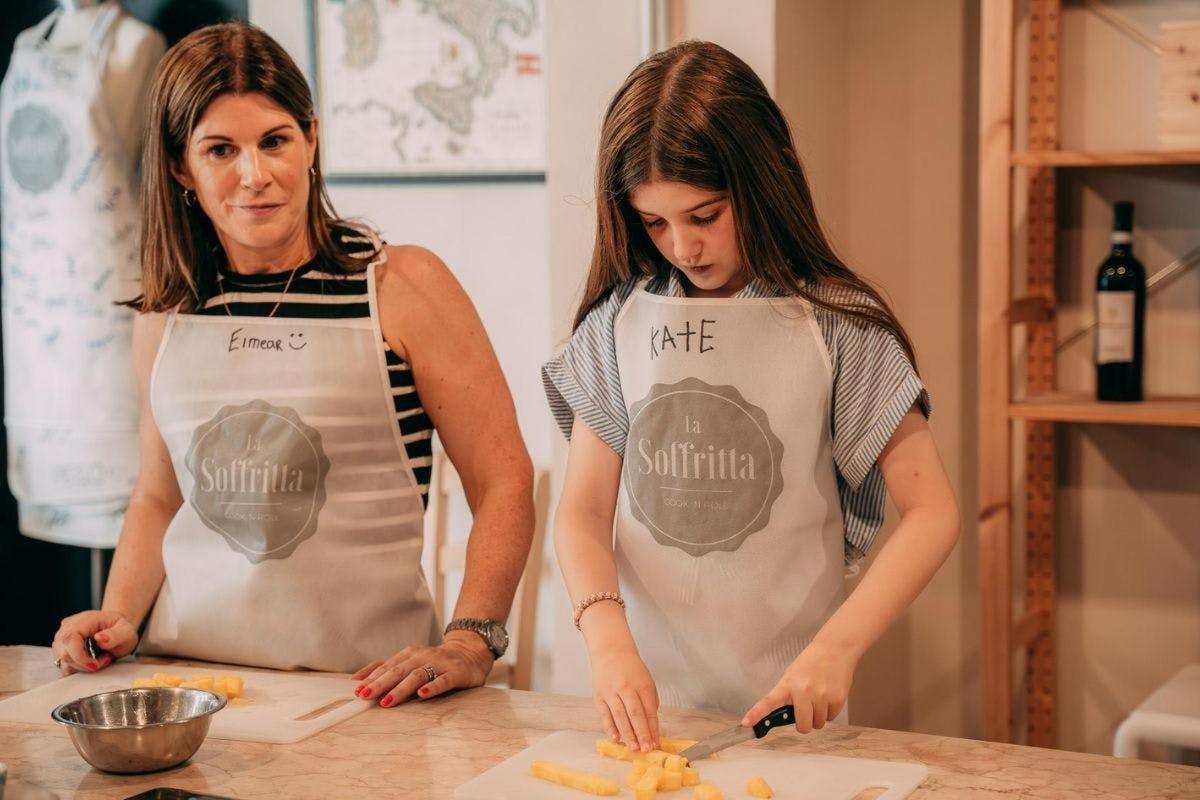 due donne in piedi in una cucina che preparano il cibo