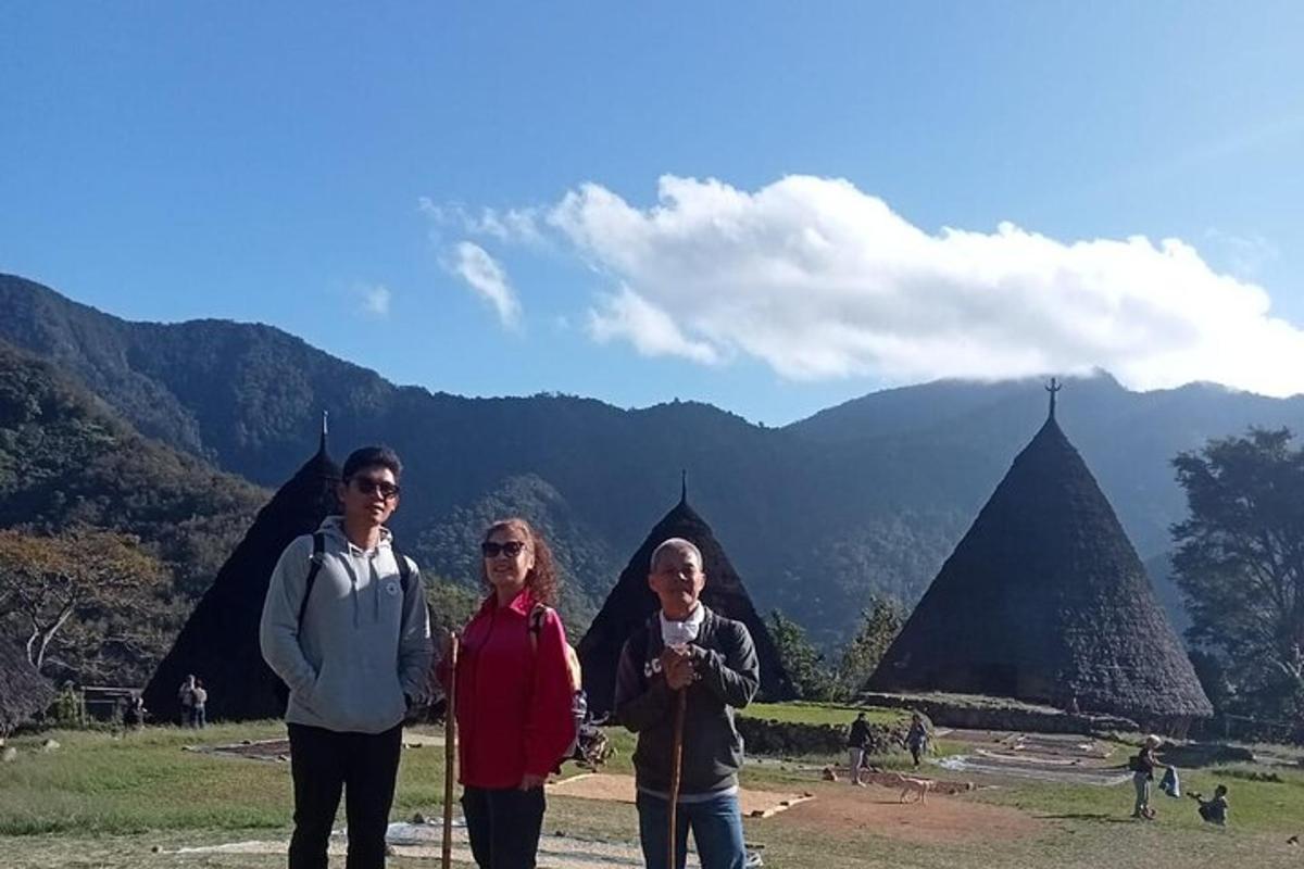 drei Personen stehen vor einer Gruppe von Pyramiden