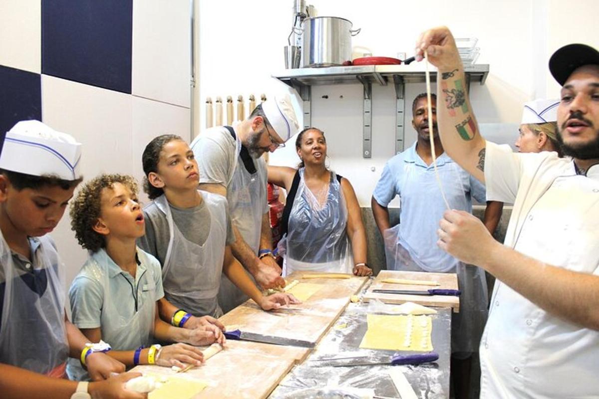 un grup de persones dretes al voltant d'una taula a la cuina