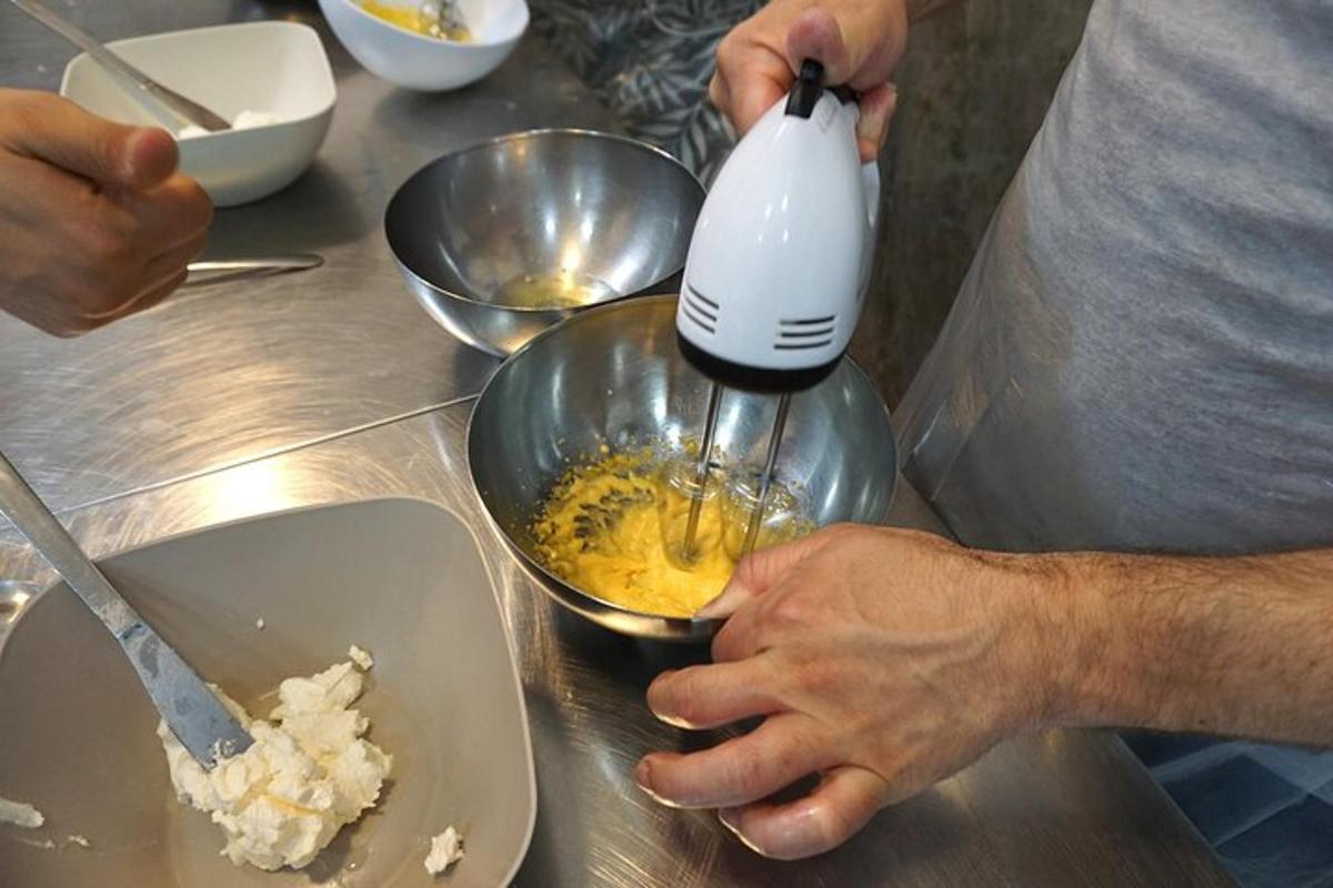 en person som blandar mat i en skål med en mixer