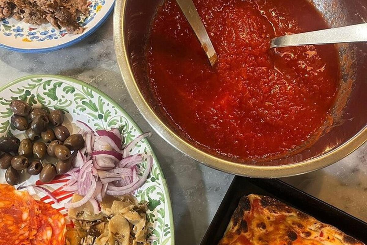 ένα τραπέζι με πιάτα φαγητού και μια κατσαρόλα με σάλτσα