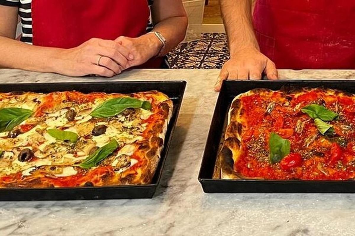 dvě pizzy ležící na stole