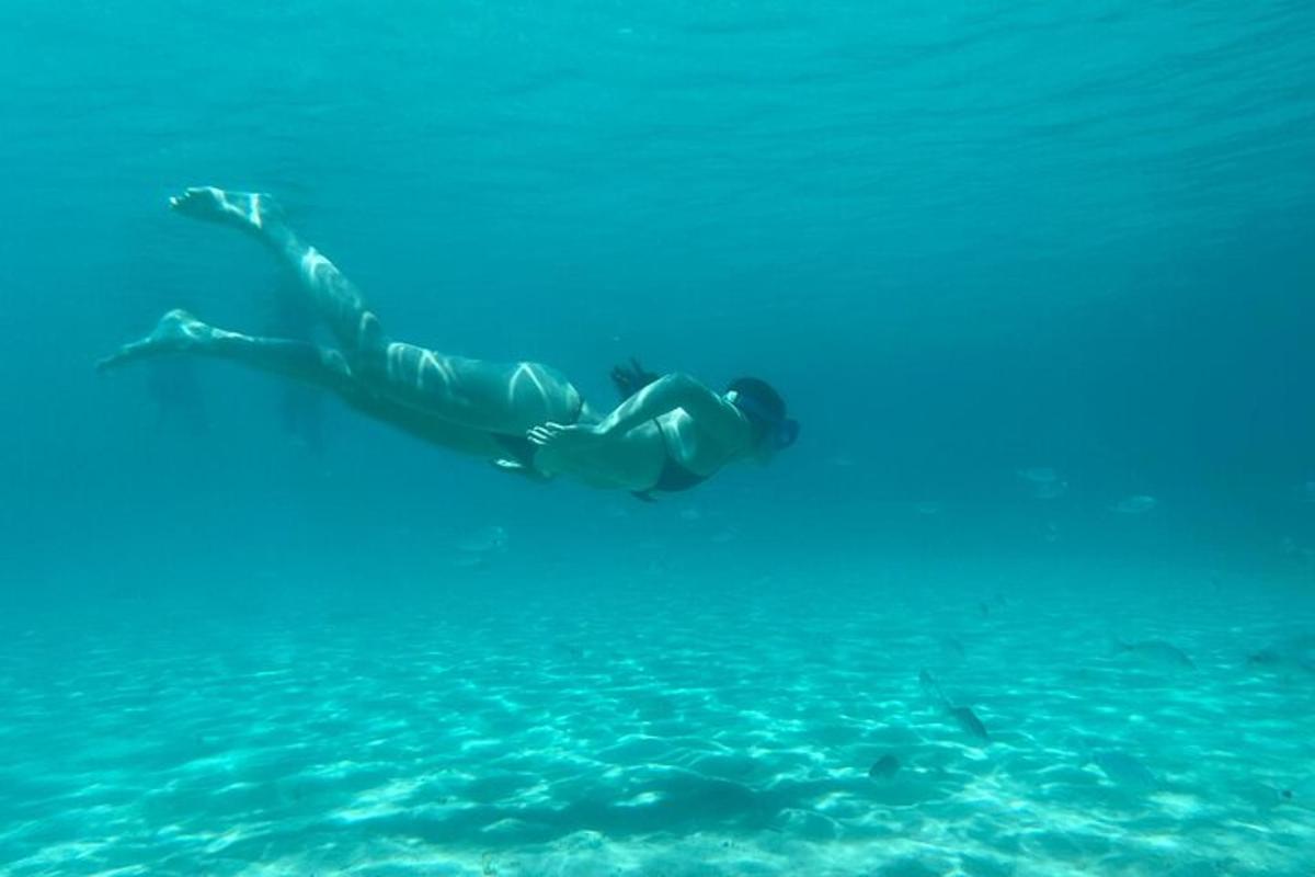 isang taong nakahiga sa tubig sa karagatan