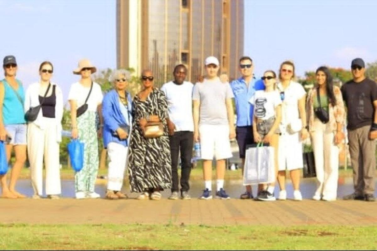 skupina lidí stojících před budovou