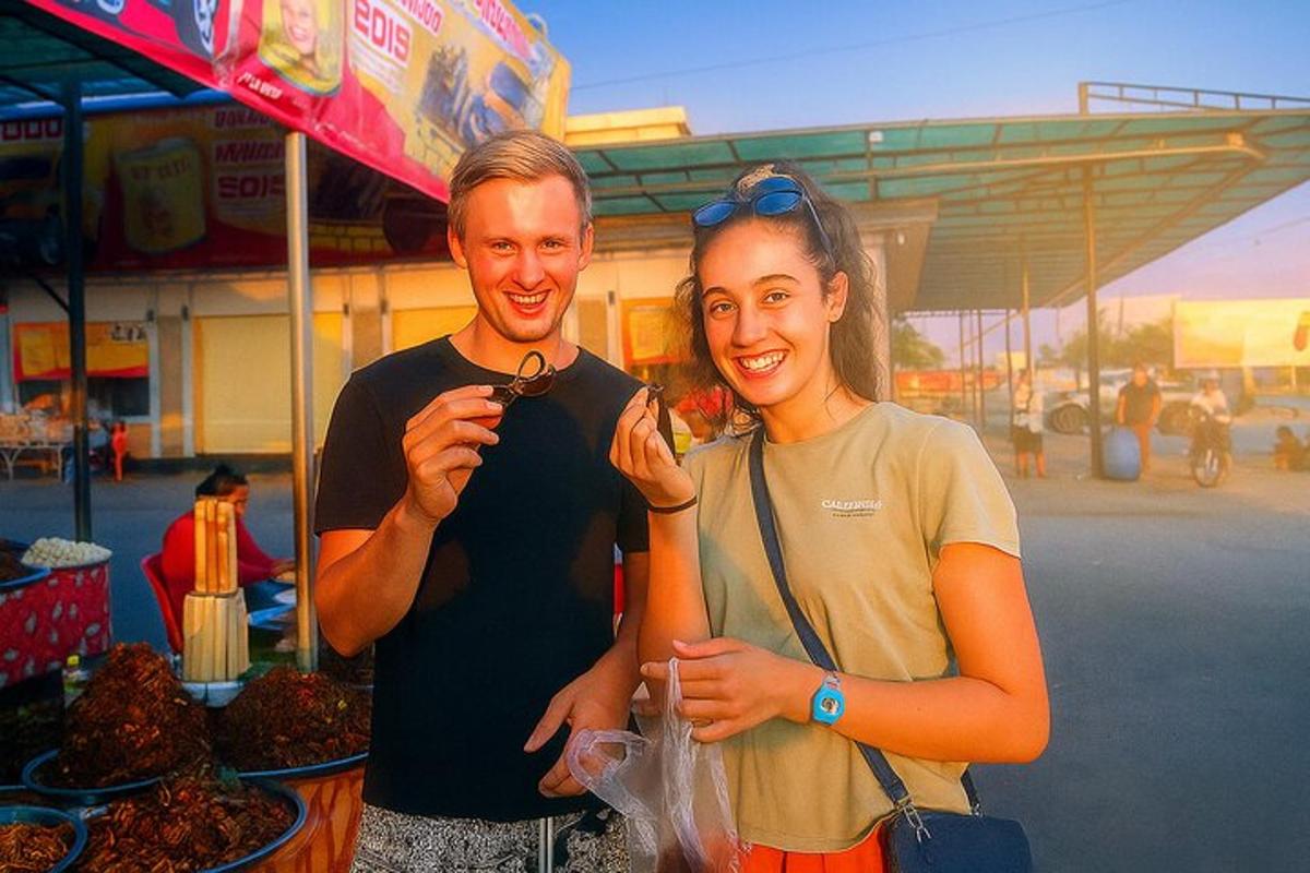 moški in ženska pozirata za sliko na tržnici