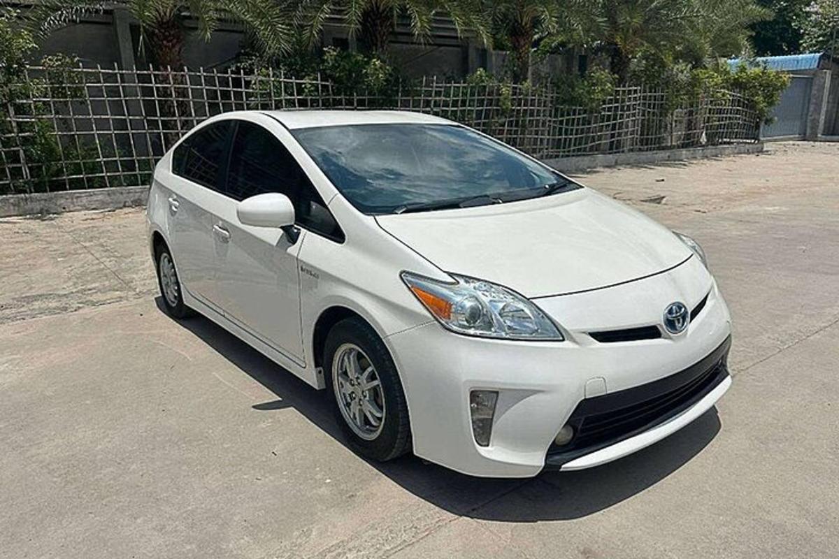 Un coche blanco estacionado en un estacionamiento