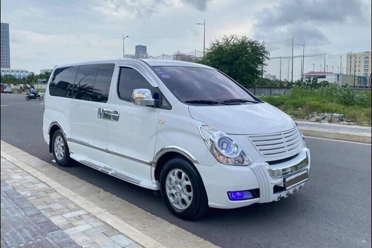 bel kombi parkiran ob strani ulice