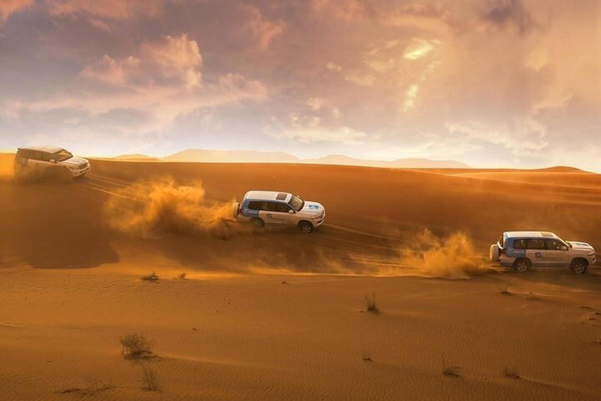 due veicoli che guidano nel deserto