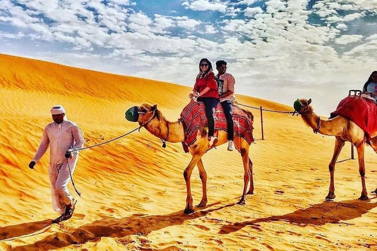un gruppo di persone a cavallo di cammelli nel deserto
