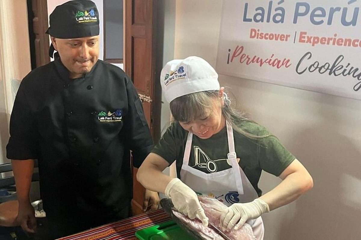 Un hombre y una niña en una cocina preparando comida.