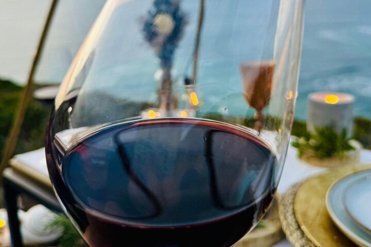 桌上放着一杯红酒