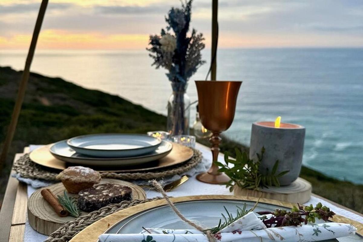 桌子上摆着食物、蜡烛和大海
