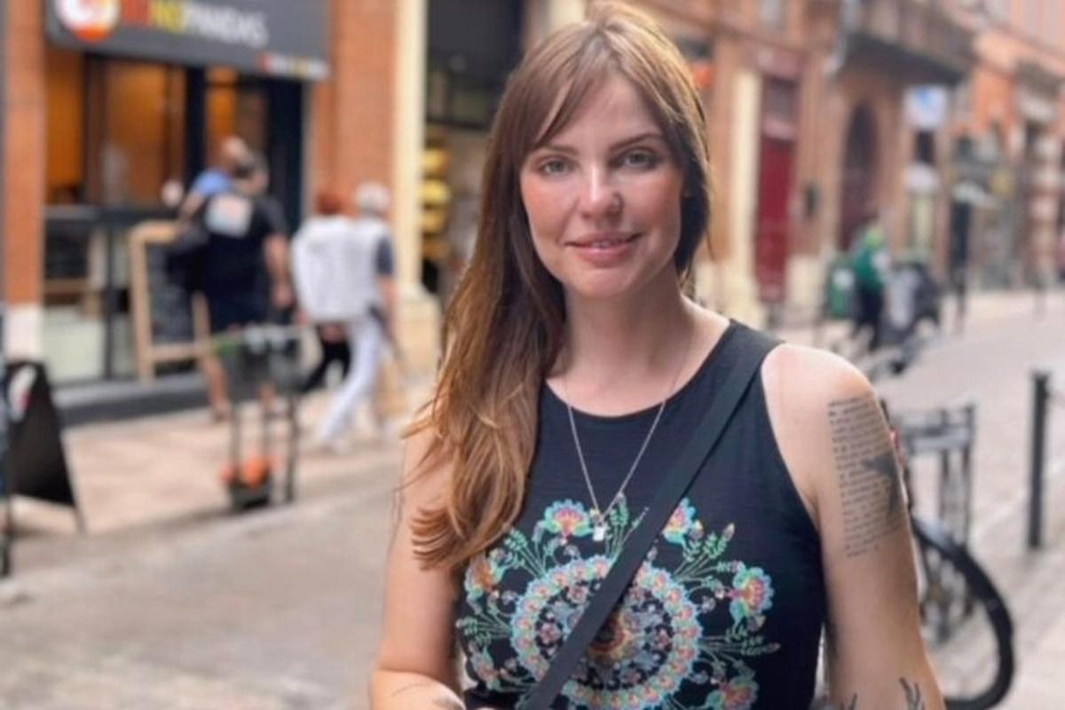 一名女子站在城市街道上