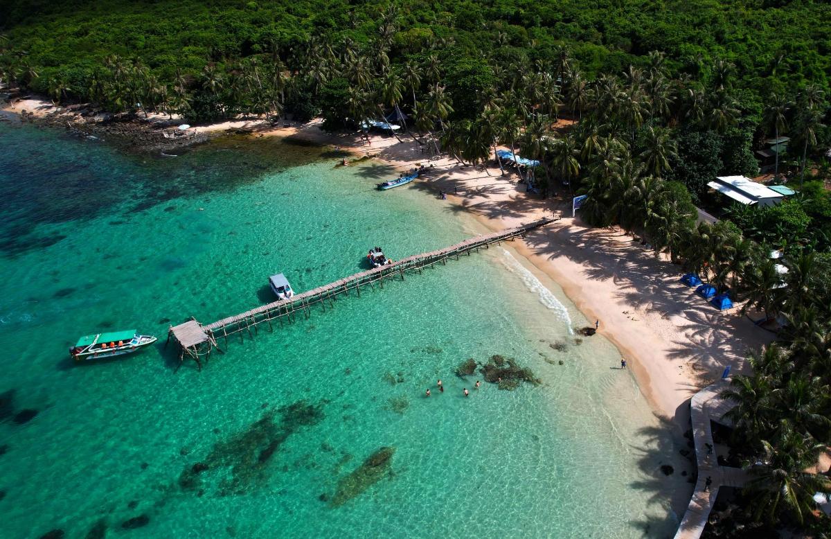 pemandangan udara pantai dengan perahu di dalam air