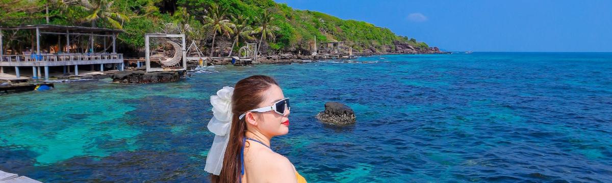 một người phụ nữ đứng trong nước gần đại dương