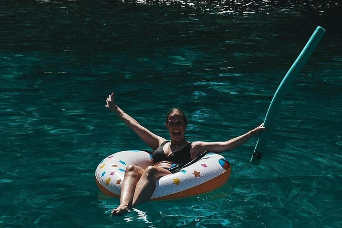 isang lalaki sa tubig na may sagwan sa tubig