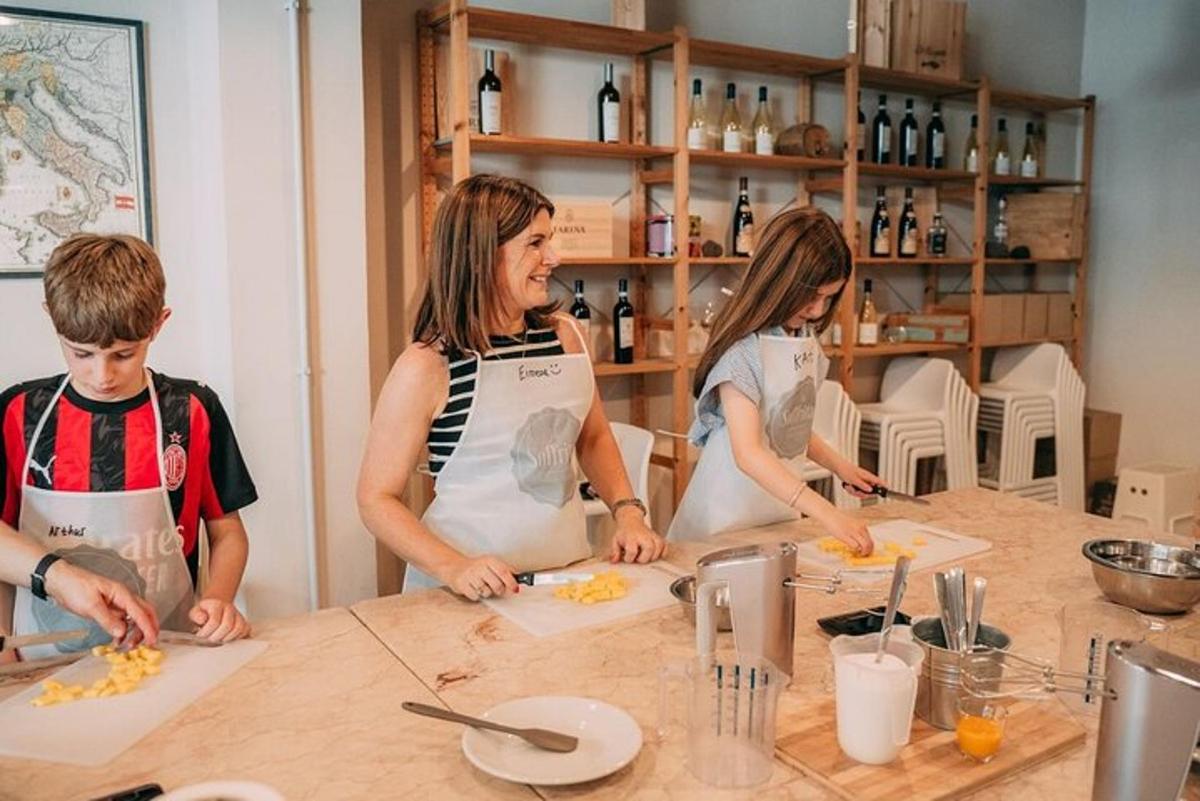 sekumpulan orang di dapur menyediakan makanan