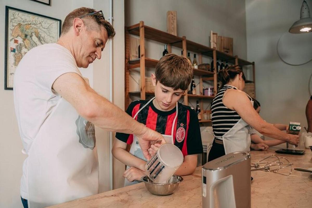 muž a chlapec v kuchyni připravují jídlo
