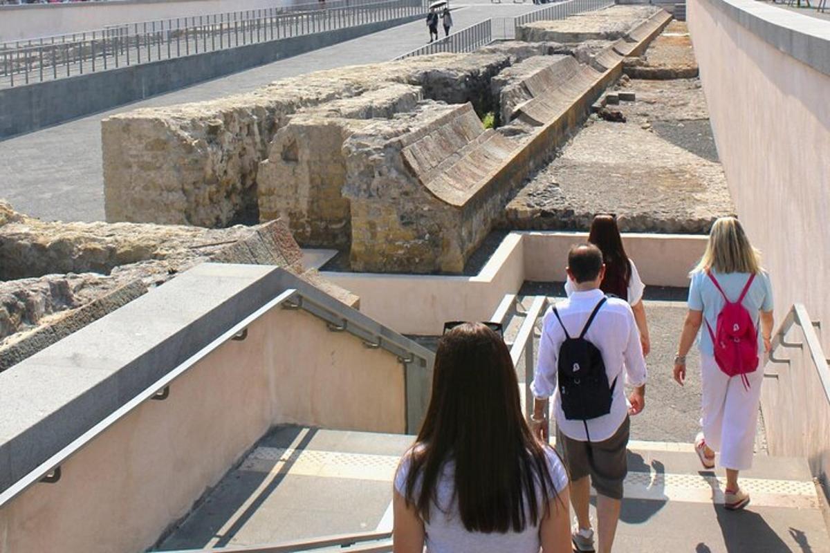 un gruppo di persone che scende le scale dell'Aiseum