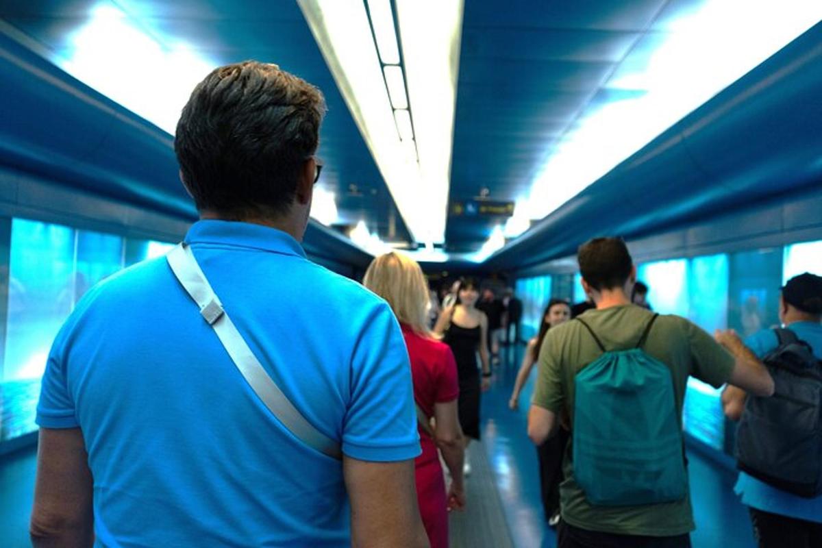 un gruppo di persone in attesa di un treno della metropolitana