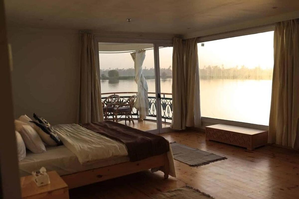una camera da letto con un letto e vista sull'acqua