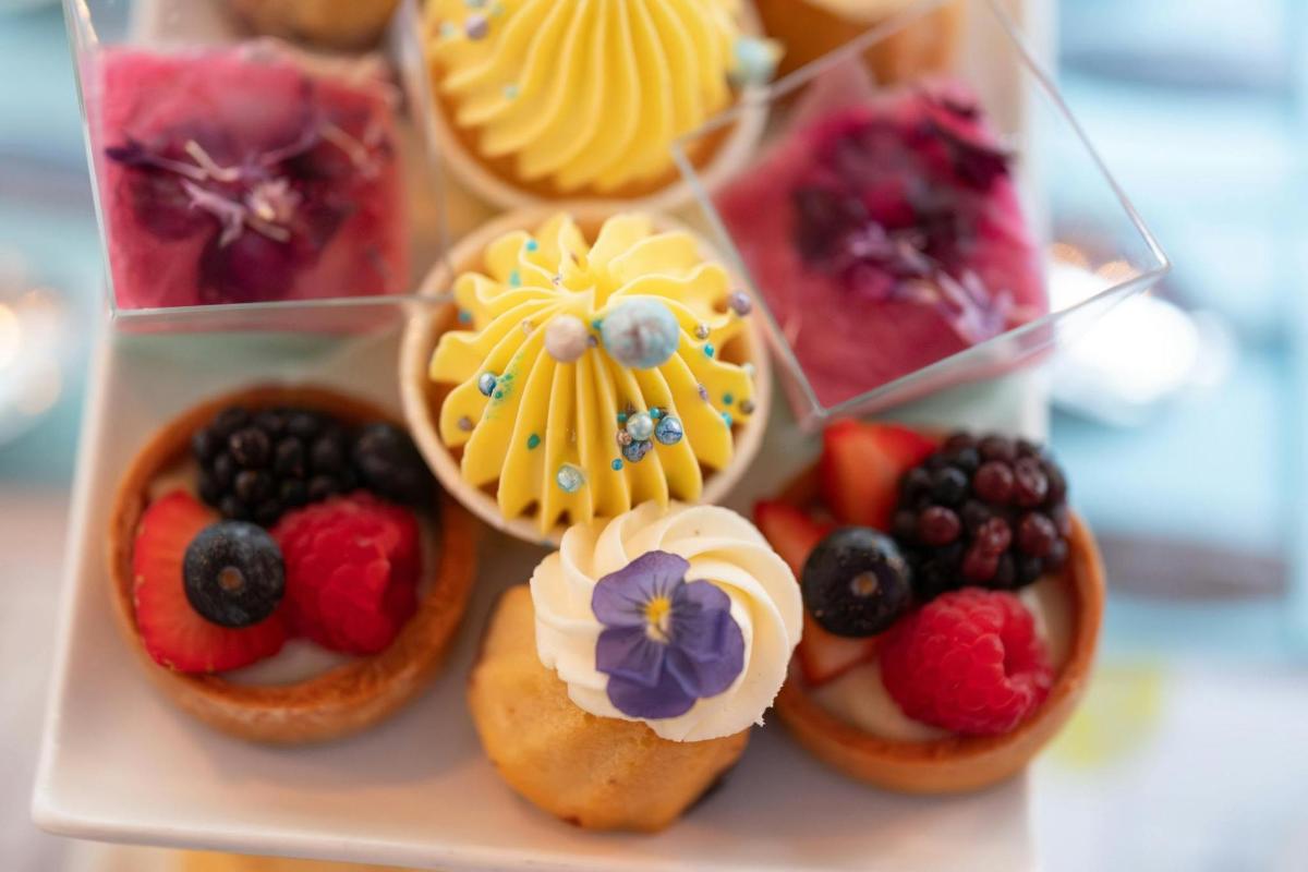 Un plato de pasteles con fruta encima.