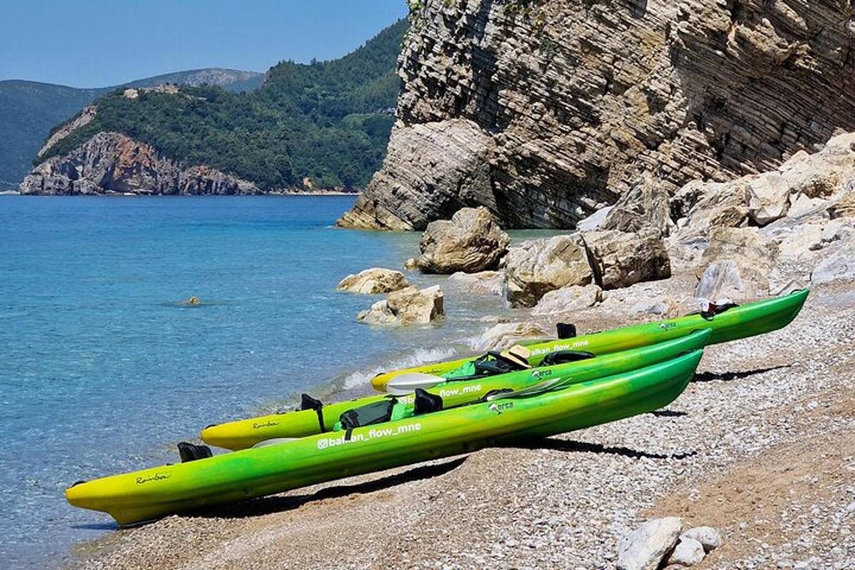 due kayak appoggiati su una spiaggia vicino all'acqua