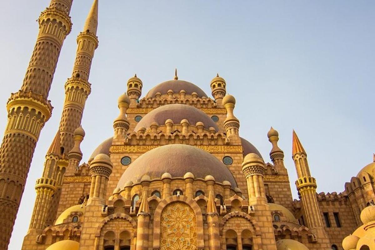 kuplite ja minarettidega hoone